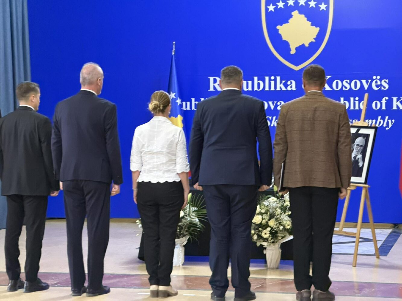 Ministra e deputetë bëjnë homazhe në nderim të akademikut Rexhep Qosja