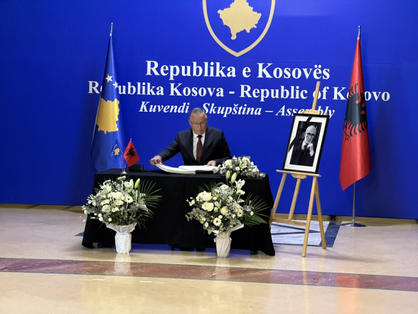 Hamza bashkë me deputetët e PDK së bëjnë homazhe në nderim të akademikut Rexhep Qosja