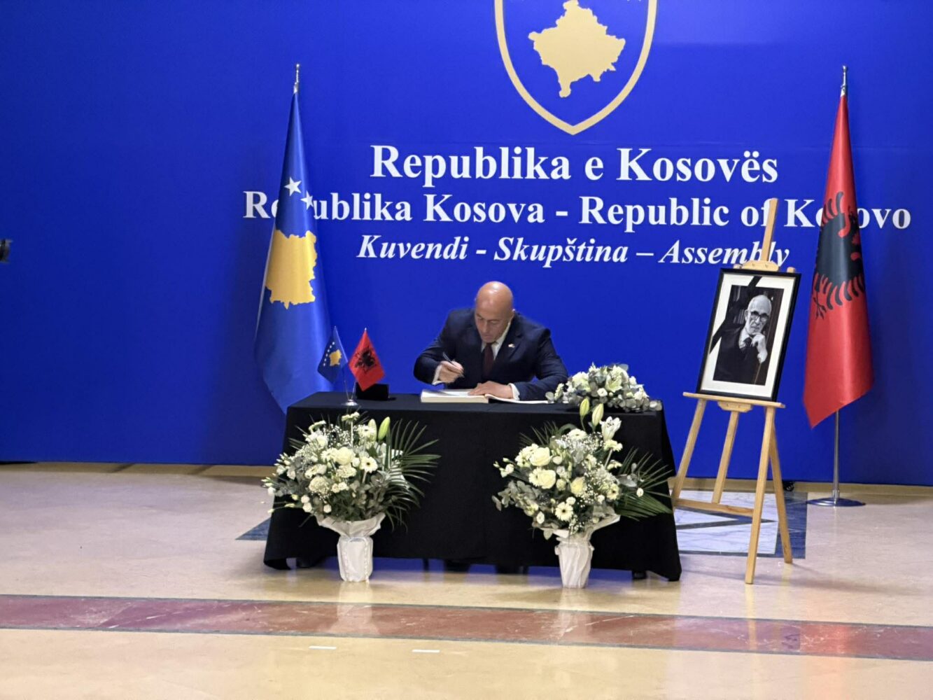 Haradinaj shkruan në Librin e Zisë për Rexhep Qosjen