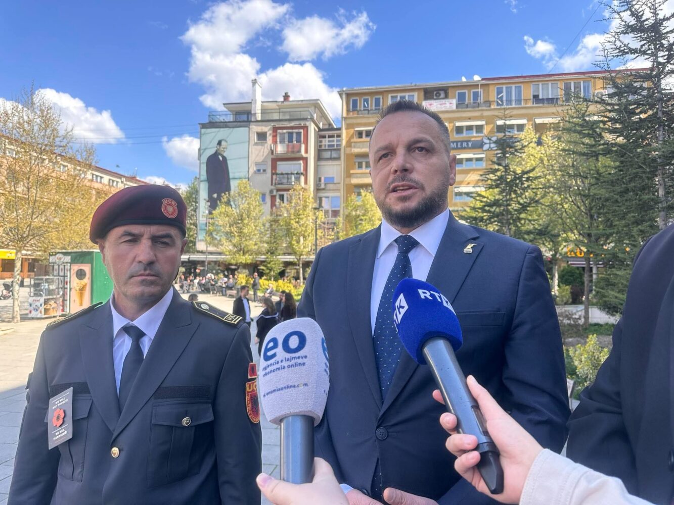 Maqedonci bën homazhe pranë shtatores së  Zahir Pajazitit 