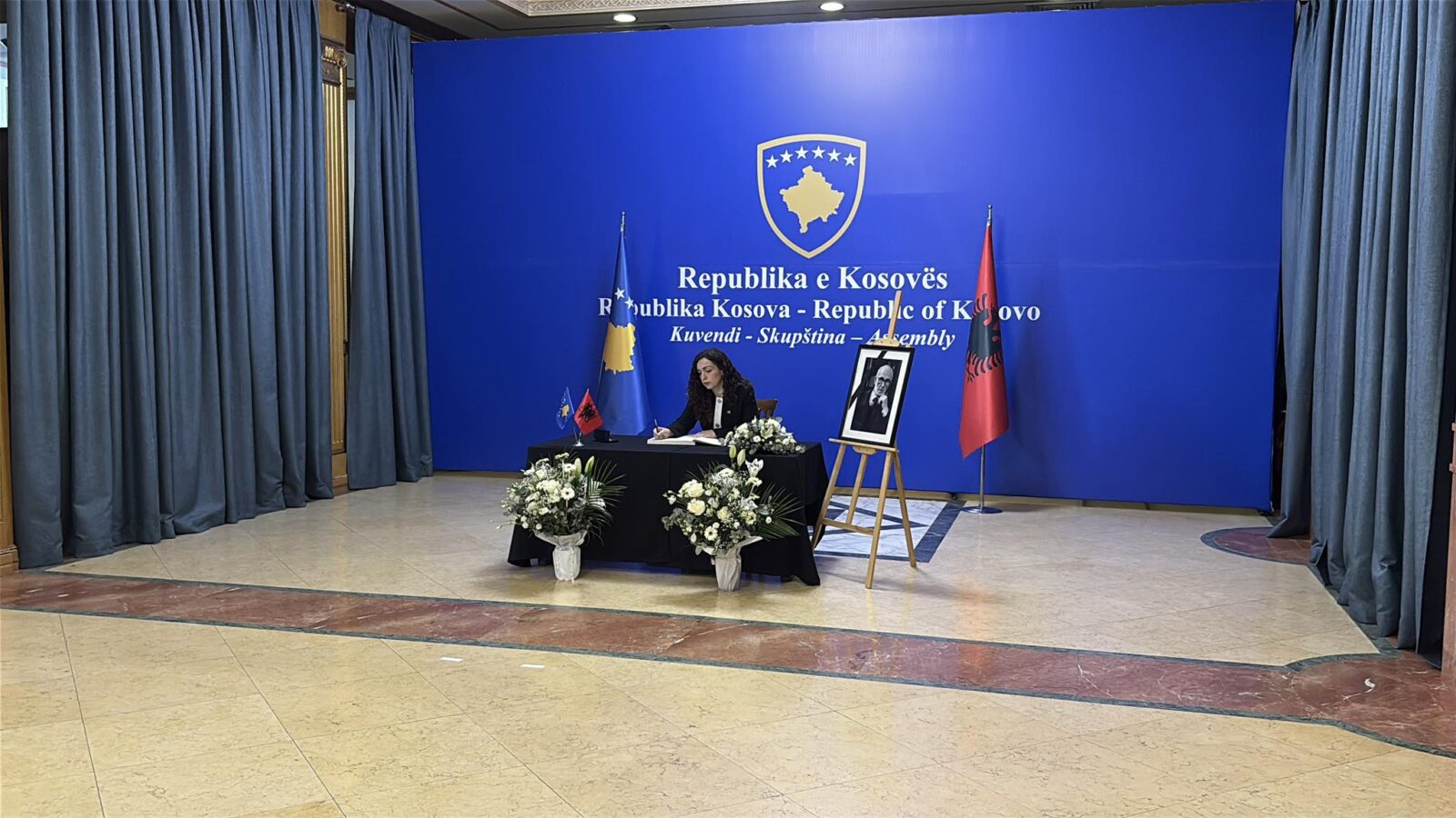 Osmani bën homazhe dhe shkruan në Librin e Zisë për akademikun Rexhep Qosja