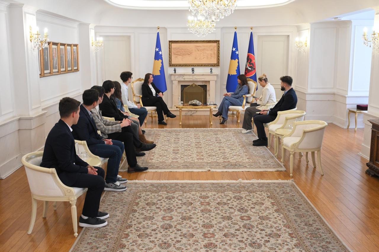 Haxhiu priti nxënësit që përfaqësuan Kosovën në EMO 2026 dhe ndau mirënjohje për ta dhe Shoqatën e Matematikanëve