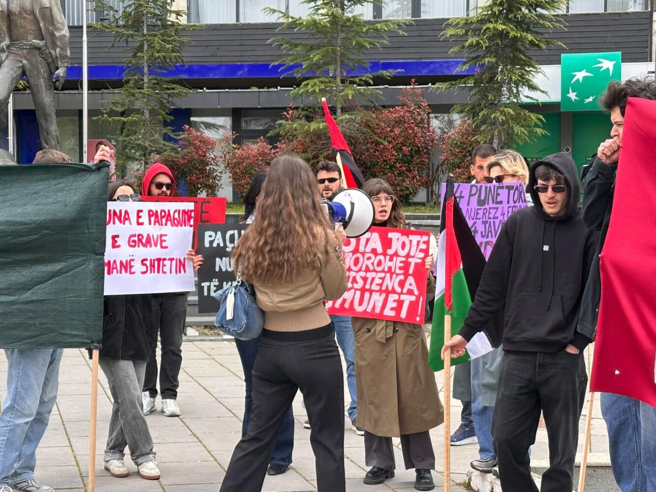  Kur punëtori bjen  inspektori flen   Asambleja Anti Kapitaliste proteston për 1 Maj
