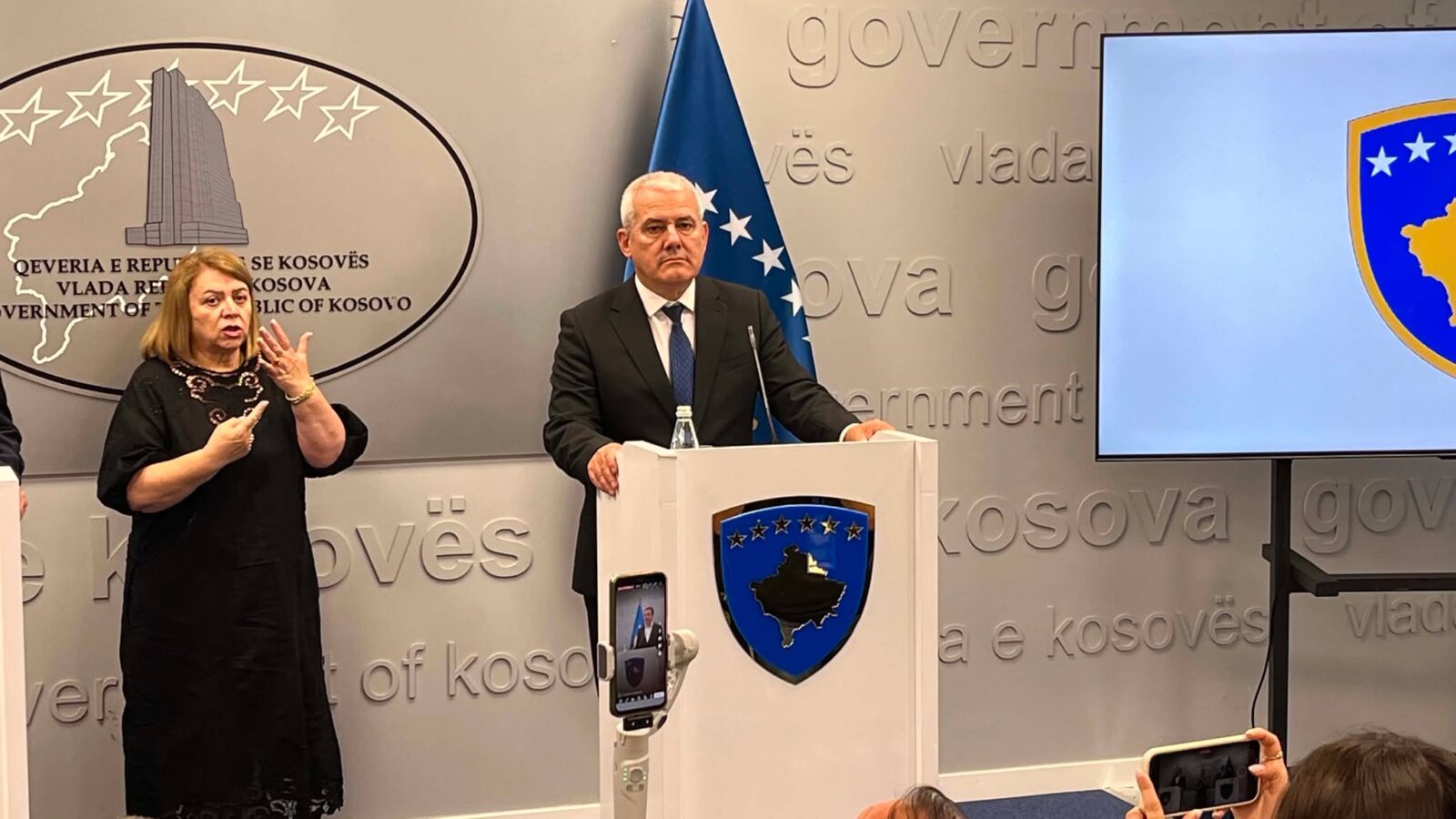 Sveçla  Qindra aplikime nga shtetas serbë për shtetësi të Kosovës