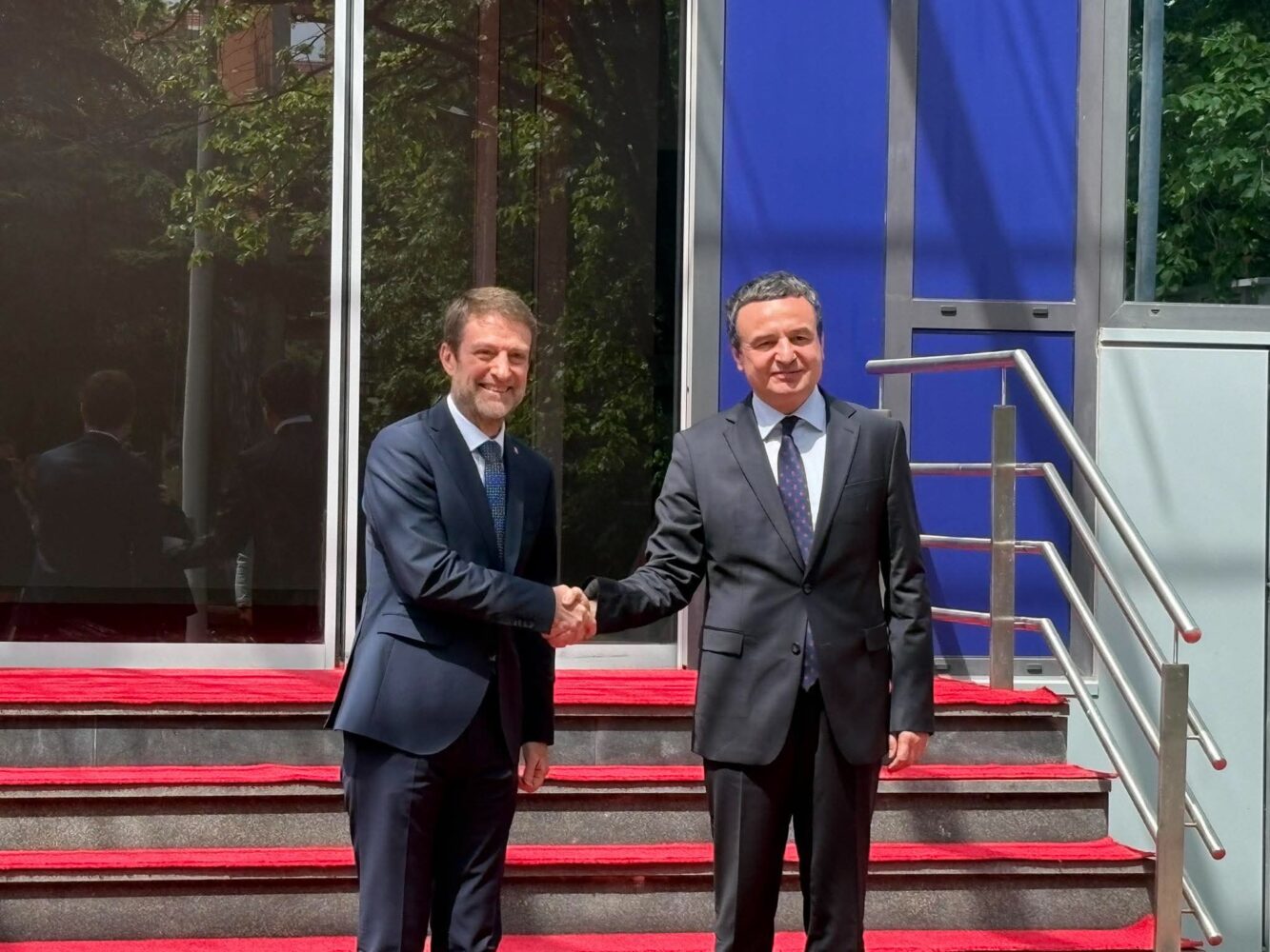 Kurti takohet me ministrin për Evropë dhe punë të jashtme të Shqipërisë  Ferit Hoxha