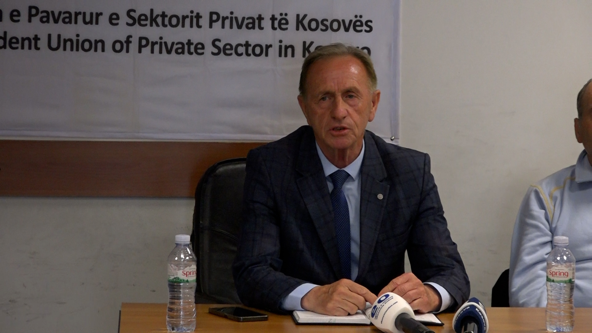 Pezullohet greva, punëtorëve teknikë të shkollave në Prishtinë u dalin pagat