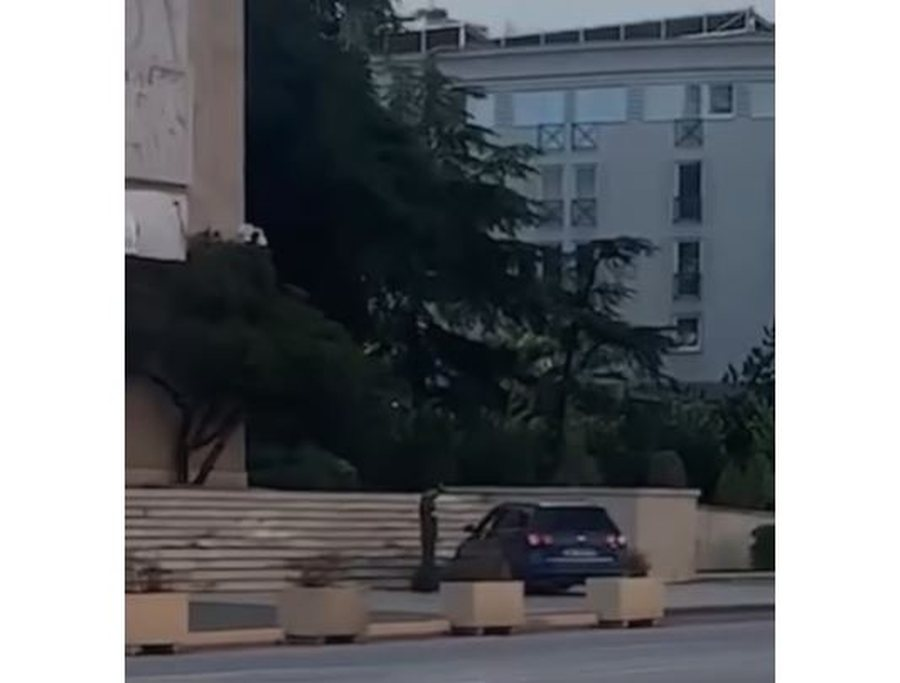 Vetura përfundon te shkallët e kryeministrisë  shoqërohet në polici shoferi