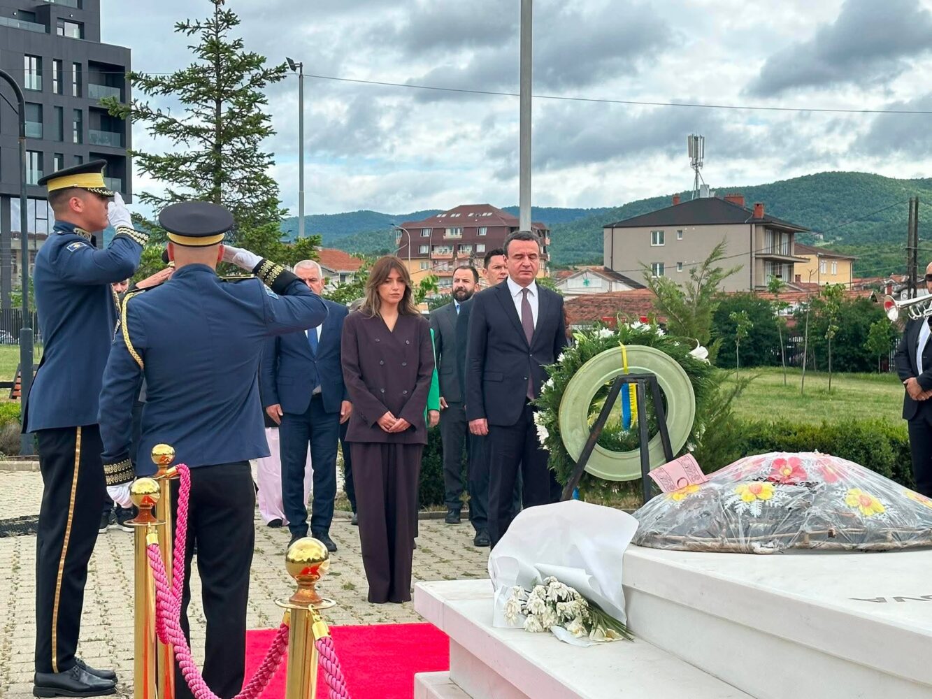 Kurti dhe Haxhiu bëjnë homazhe te varri i Ibrahim Rugovës në 27 vjetorin e çlirimit