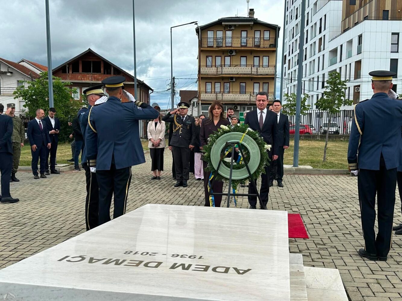 27 vjetori i çlirimit të Kosovës  Haxhiu e Kurti nderojnë veprimtarin Adem Demaçi