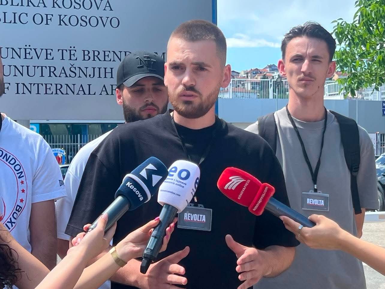 Lëvizja Revolta mban aksion simbolik  kërkon nga MPB transparencë për aplikimet për shtetësinë e Kosovës