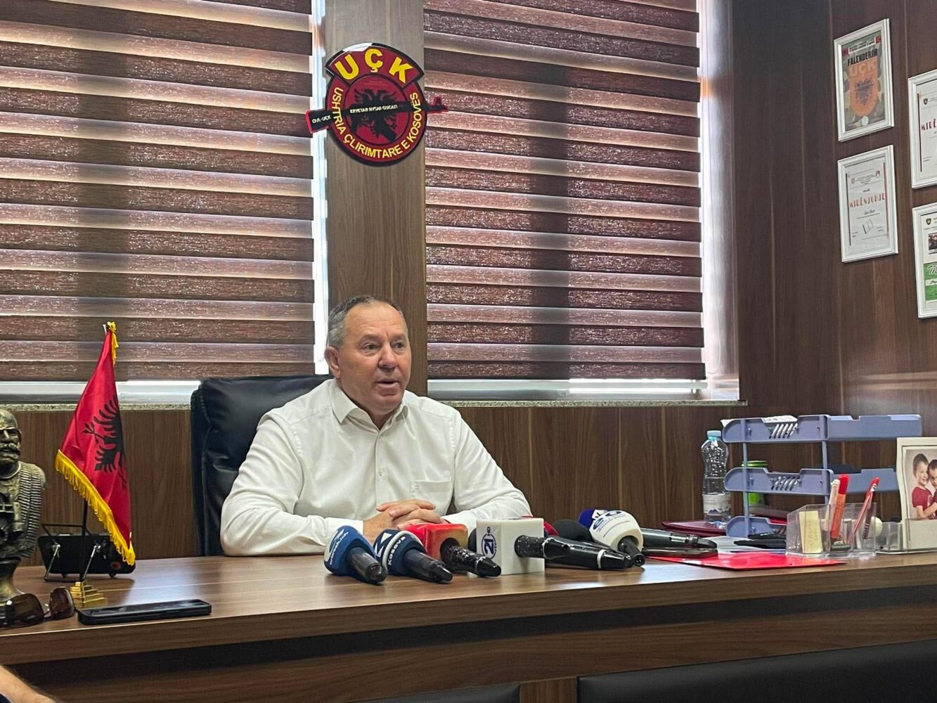 Gucati  Kam bërë kërkesë me shkrim që në protestat në Shqipëri të mos përdoret flamuri i UÇK së