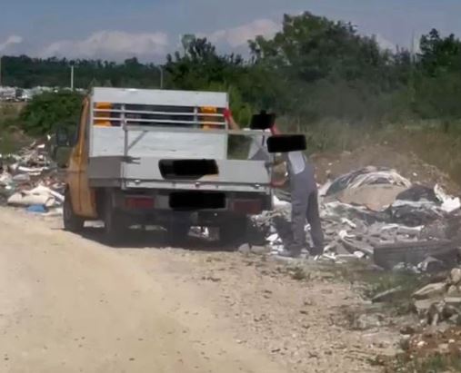 Dy persona gjobiten me nga 200 euro për hedhje të mbeturinave në vende të papërshtatshme në Ferizaj