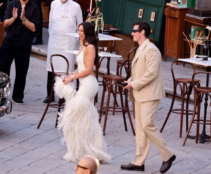Dua Lipa zbulon pamjen e parë nga dasma në Siçili  zgjedh fustan lëkure me pupla