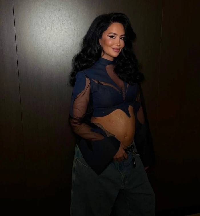 Me barkun e rrumbullakosur dhe plot energji  Dafina Zeqiri vazhdon të performojë