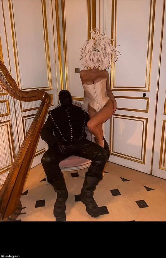 Kanye West feston ditëlindjen e 49 të në Pallatin e Versajës  Bianca Censori në qendër të vëmendjes