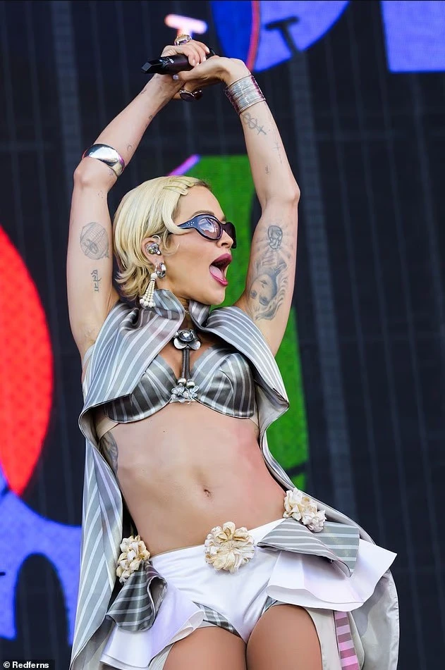 Rita Ora ndez skenën në Isle of Wight me paraqitjen e saj të guximshme