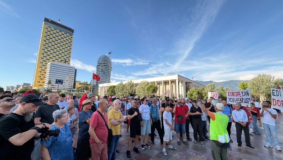 Dita e 17-të e protestës në Tiranë, qytetarët nisin marshimin në bulevardin ‘Dëshmorët e Kombit’