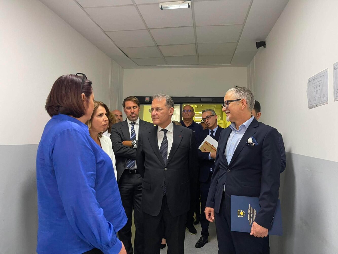 Zv  ministri italian Cirielli dhe ministri në detyrë Vitia vizitojnë Laboratorin e Mikrobiologjisë