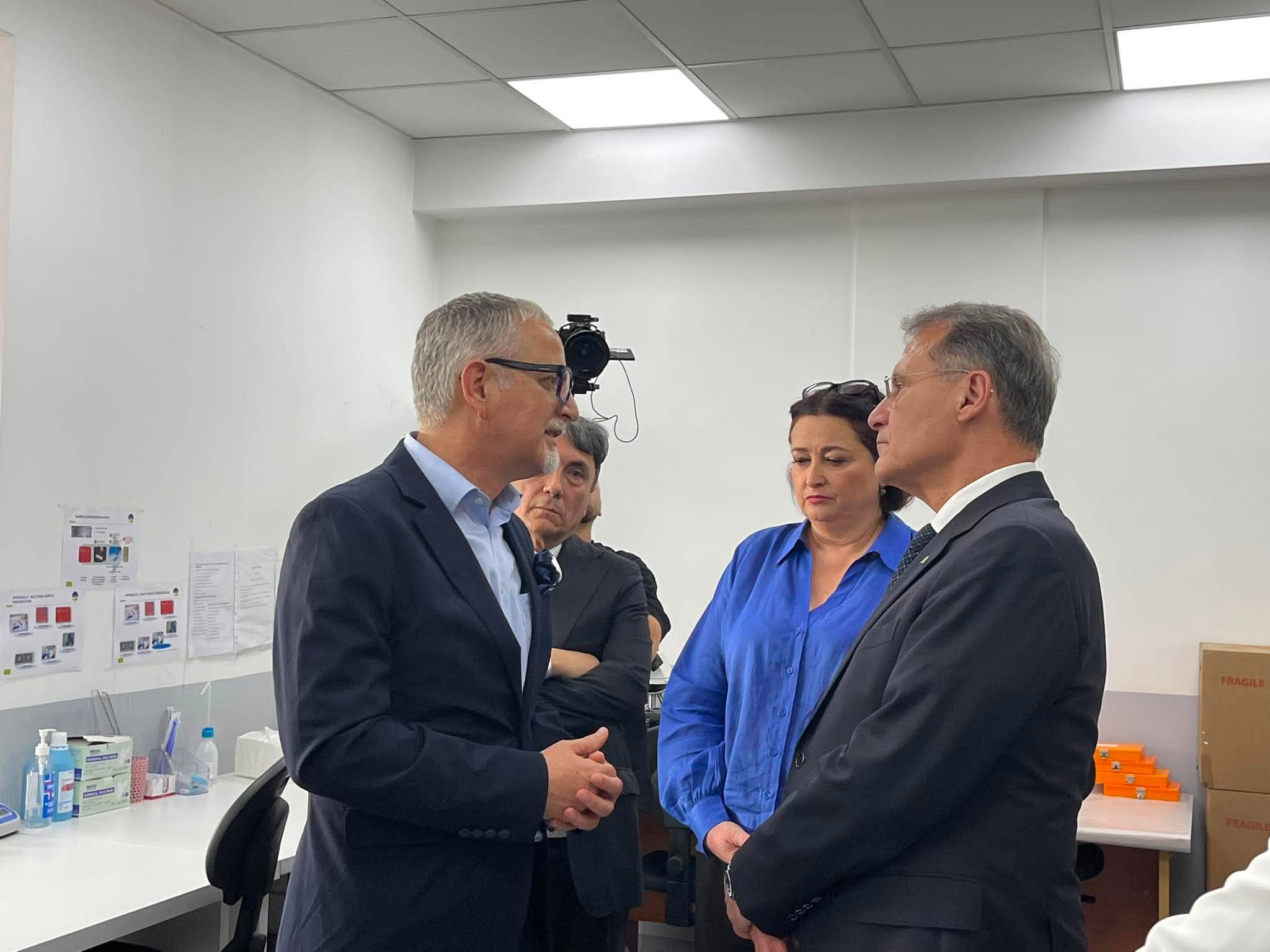 Zv. ministri italian Cirielli dhe ministri në detyrë Vitia vizitojnë Laboratorin e Mikrobiologjisë