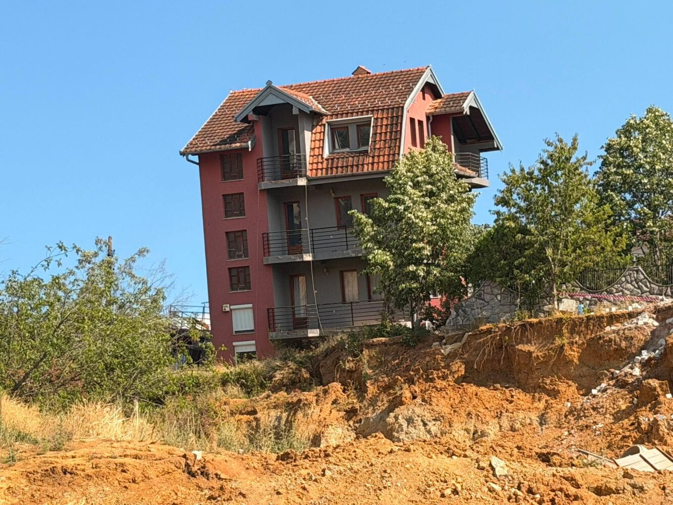 Shembja e shtëpisë në rrugën A  aktivizohen Policia dhe Prokuroria