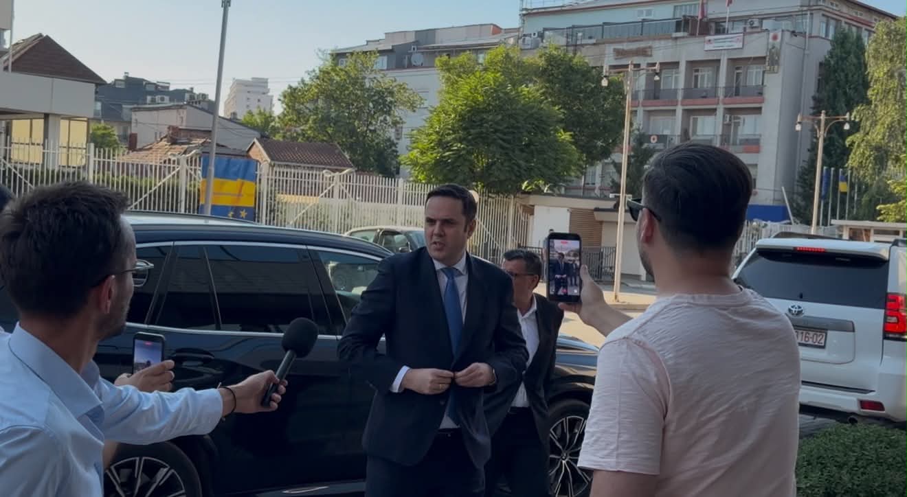 Abdixhiku bashkë me Osmanin e Hazirin arrijnë në Kuvend për takimin me Kurtin