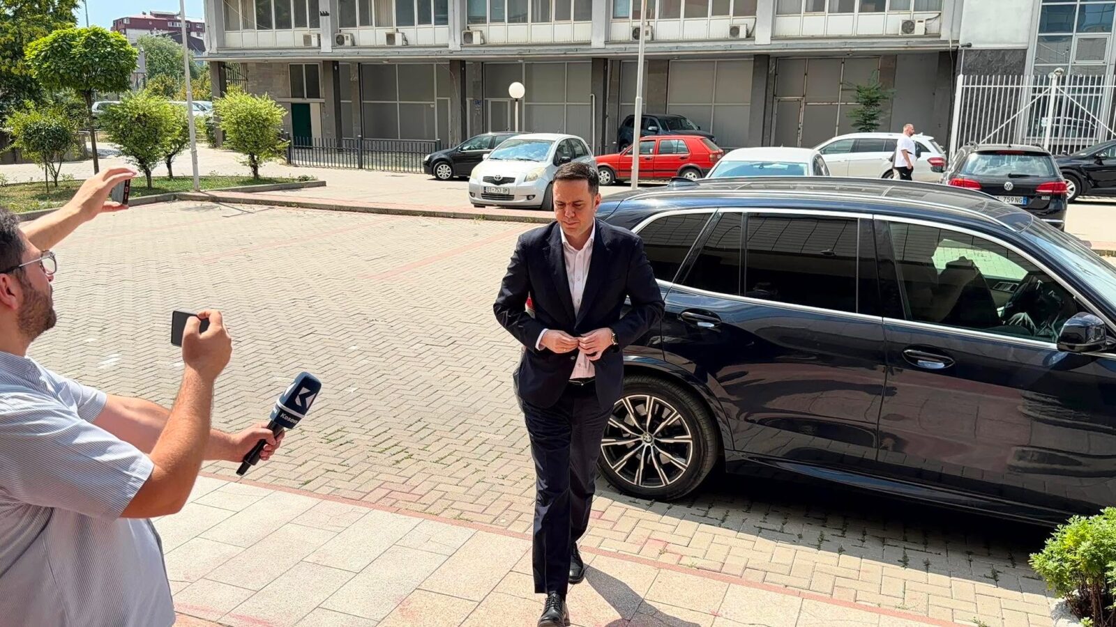 Abdixhiku arrin në Kuvend  për takimin me Kurtin