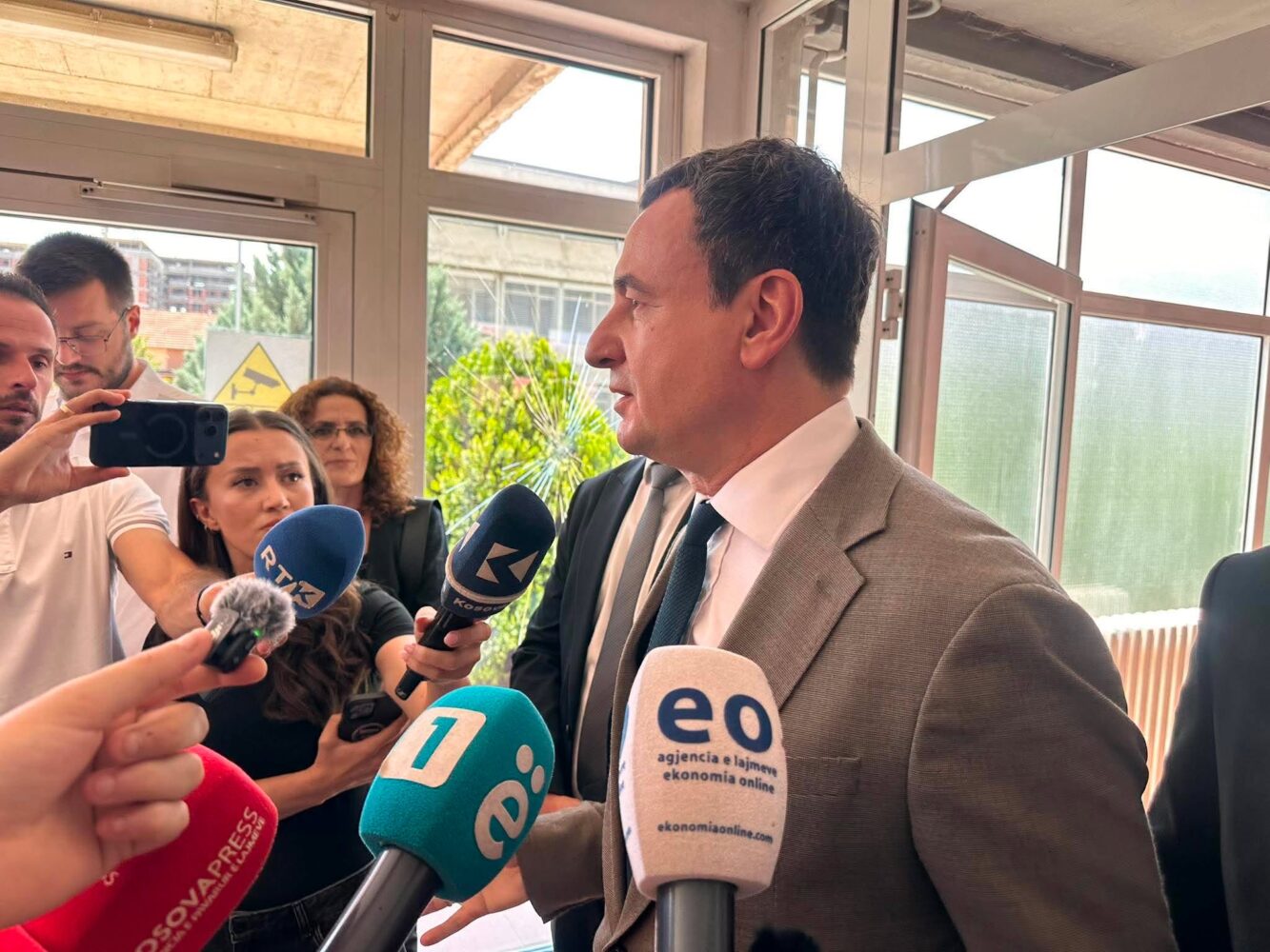 Kurti  U kam shkruar krerëve të partive për Presidentin