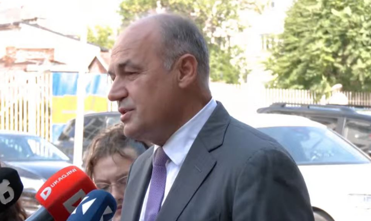 Hoxhaj  Kurti po përpiqet ta nënshtrojë opozitën