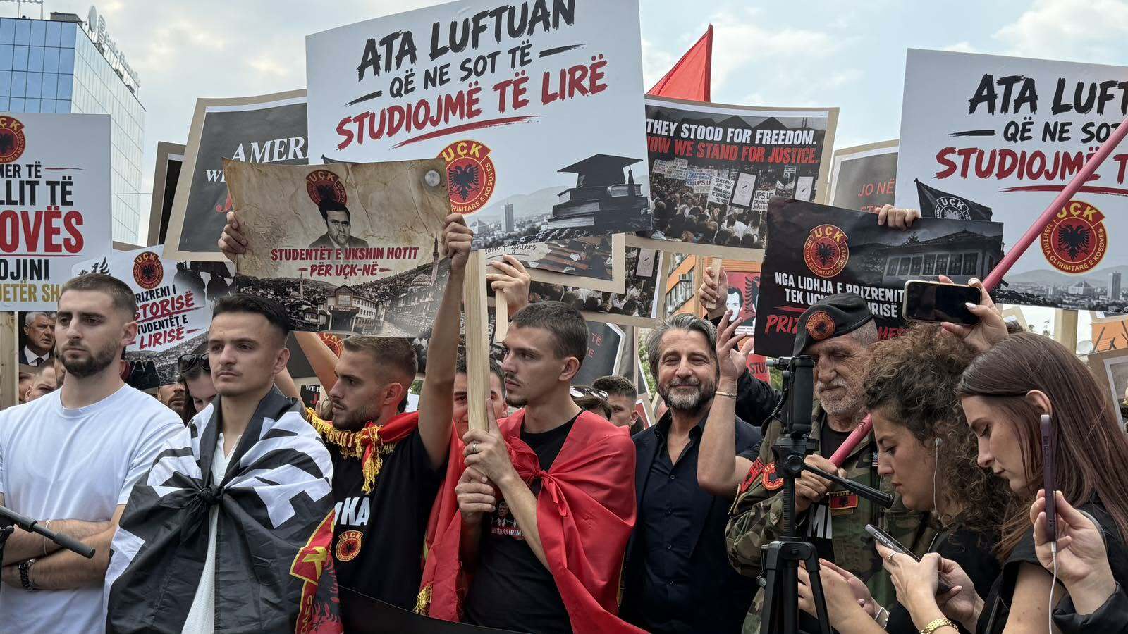 Përparim Rama i bashkohet studentëve në marshin për çlirimtarët