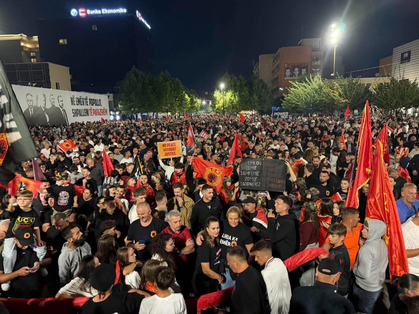Flamuri gjigant kuqezi me emblemën e UÇK së shpaloset në protestë