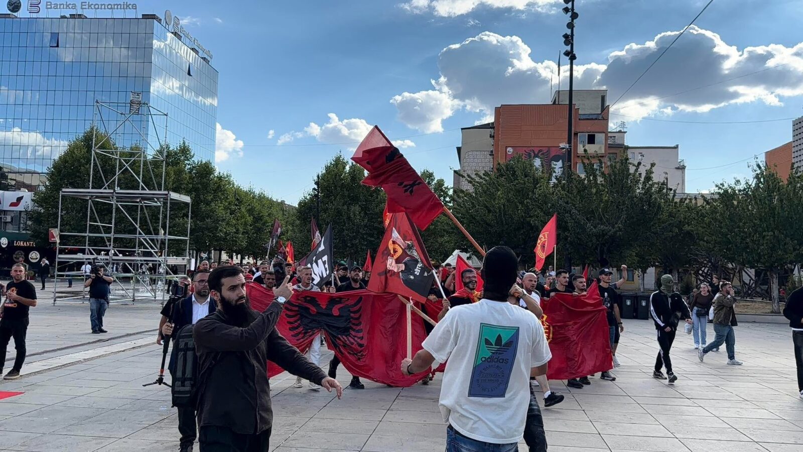 Protestuesit mblidhen para Qeverisë