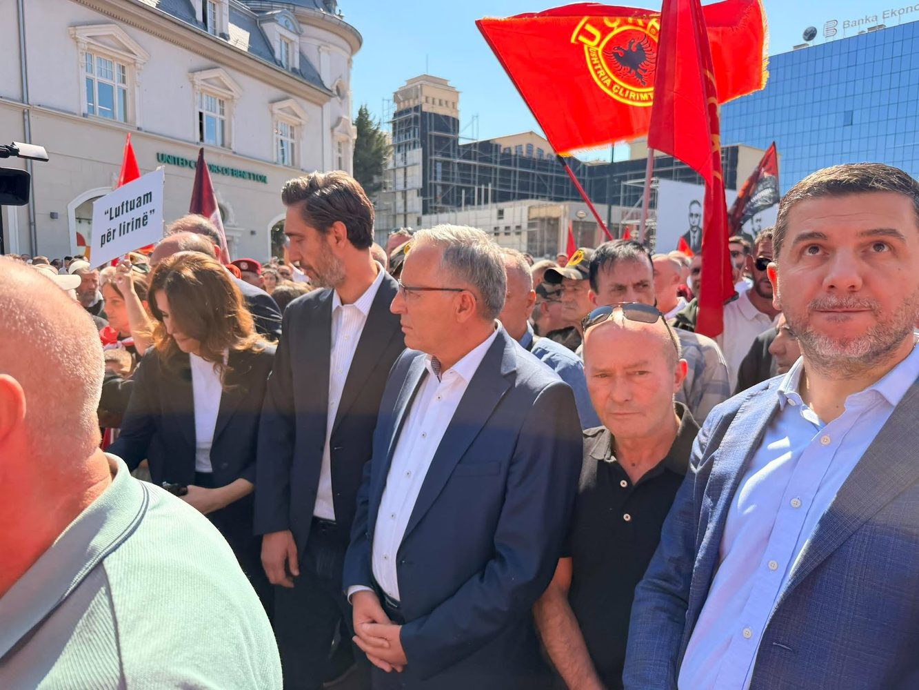 Hamza bashkë me deputetë të PDK së i bashkohen protestës kundër vendimit në Hagë