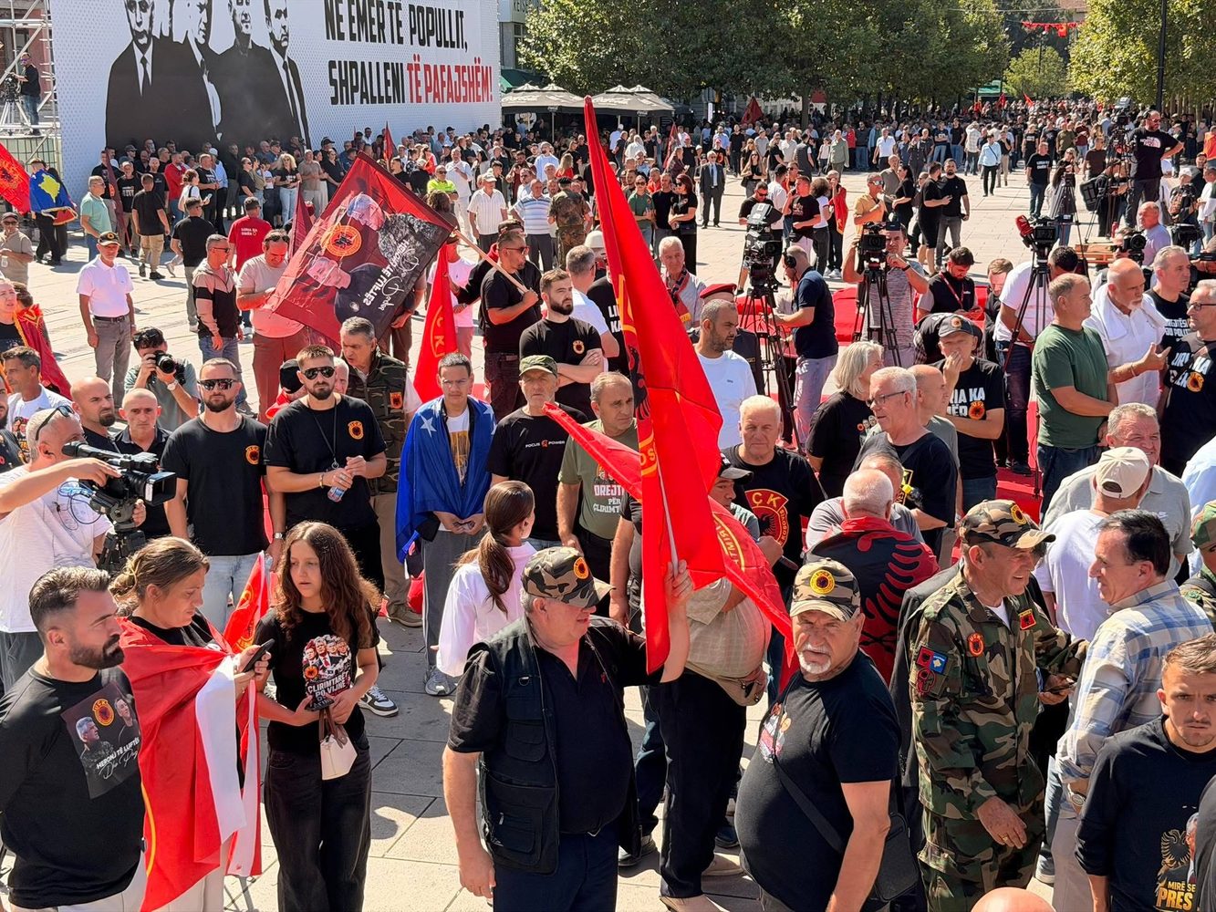 Para protestës së orës 12 00  nis grumbullimi i qytetarëve e veteranëve në Prishtinë