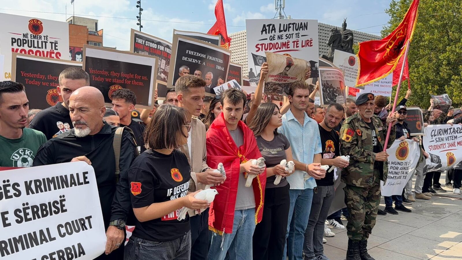 Protesta kundër vendimit të Speciales  studentët lëshojnë pëllumbat e bardhë