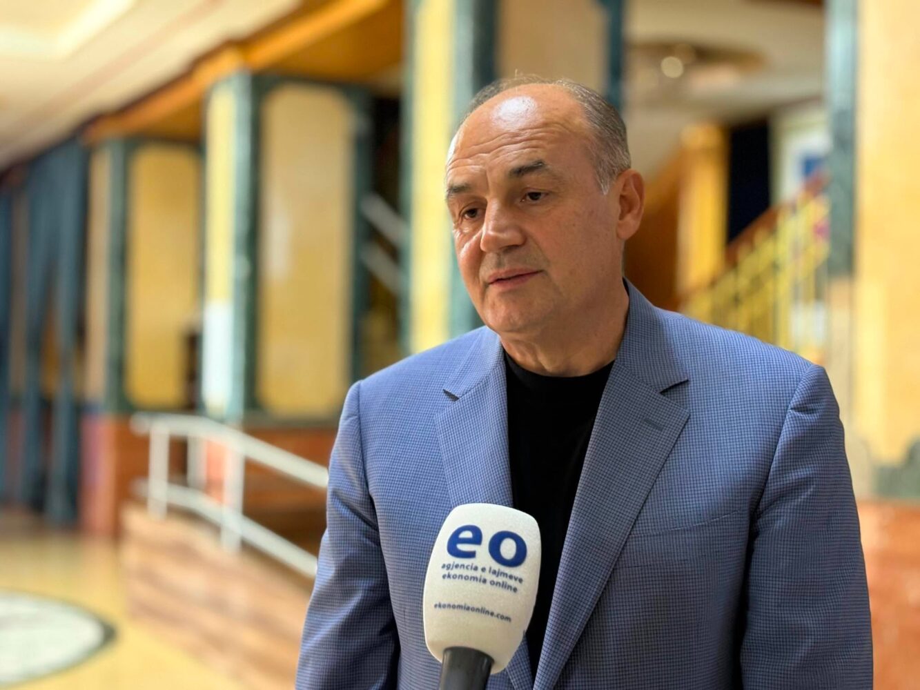 Figura e tanishme s’ka tekst alternativ. Emri i kartelës është: Enver-Hoxhaj.jpg