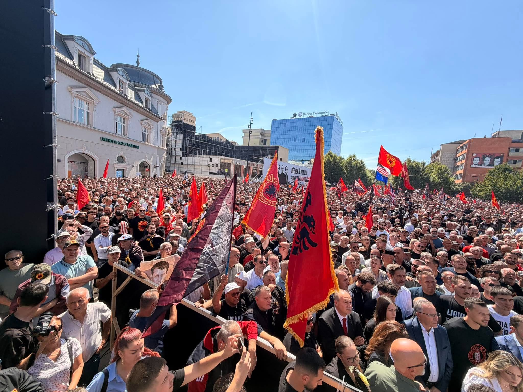 “Shkarkimi i ministres Gërvalla dhe zhbërja e Gjykatës Speciale”, katër kërkesat e protestuesve