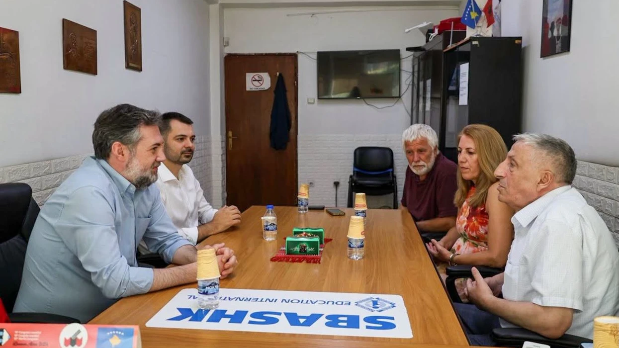 Çeku viziton SBASHK-un: Kemi ende ankesa nga prindërit për paratë e librave