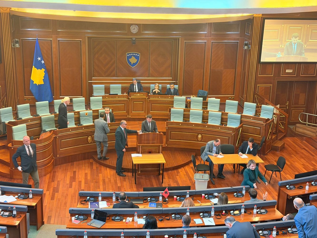 Kuvendi zgjedh Bashkim Nurbojan dhe Nora Latifi Jasharin anëtarë të Bordit të BQK së